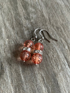 Boucles d’oreilles perles de verres corail sur crochet alliage de métaux argent Comme un ange