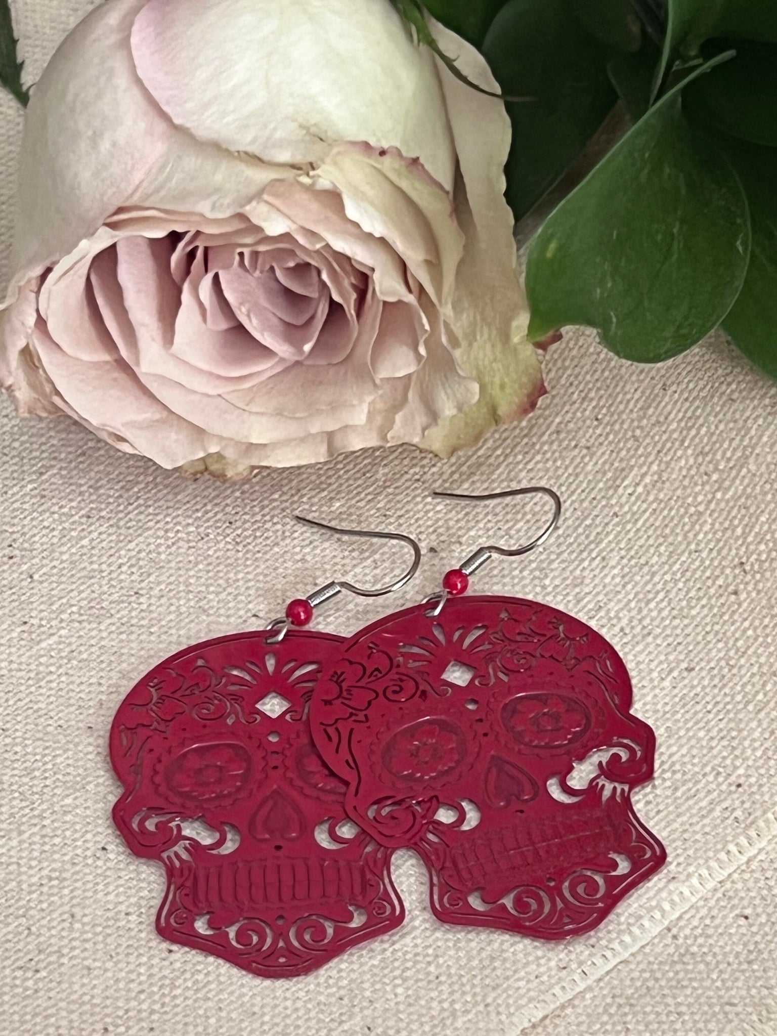 Boucles d’oreilles breloque tête de squelette rouge alliage de métaux skull JEWELRY Comme un ange