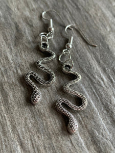 Boucles d’oreilles breloque serpent alliage de métaux argent Comme un ange