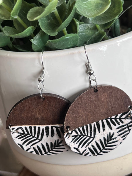Boucles oreilles rondes bois  feuilles noires Comme un ange