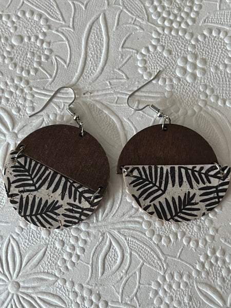 Boucles oreilles rondes bois  feuilles noires Comme un ange