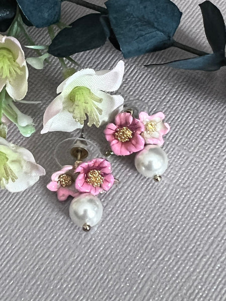 Boucles oreilles fleurs roses et perles