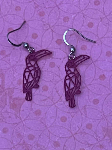 Boucles d’oreilles breloque toucan rose fushia Comme un ange
