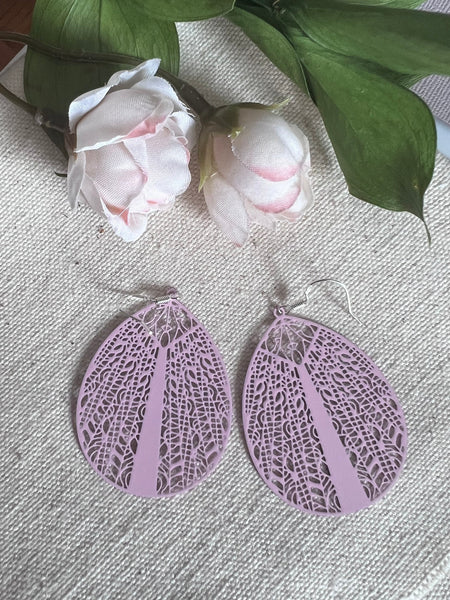 Boucles oreilles style œuf de Pâques ou gouttes ovales lilas printaniers Comme un ange