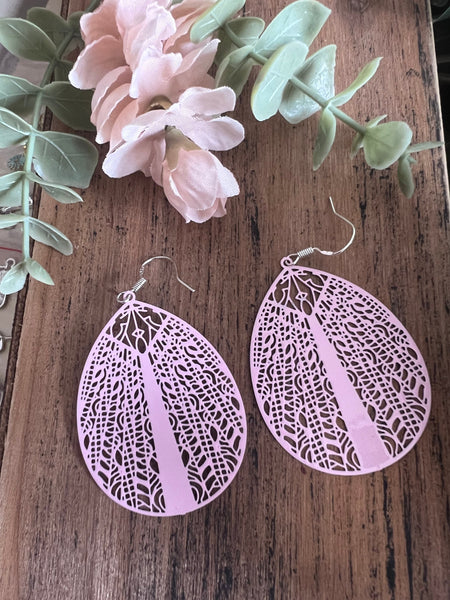 Boucles oreilles style œuf de Pâques ou gouttes ovales lilas printaniers Comme un ange