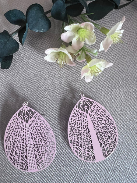 Boucles oreilles style œuf de Pâques ou gouttes ovales lilas printaniers Comme un ange