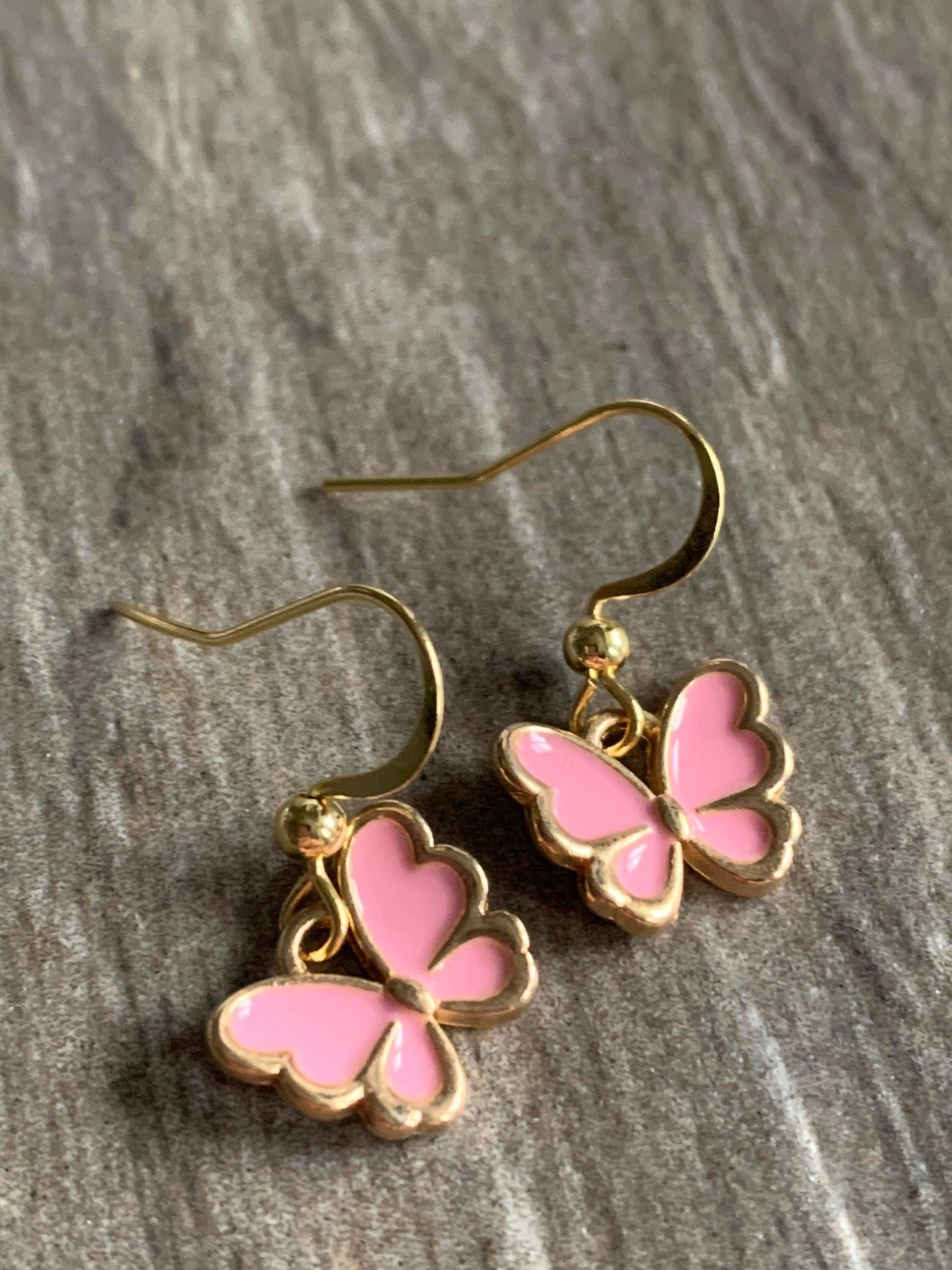 Boucles d’oreilles Petit papillon rose Comme un ange