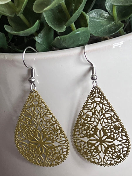 Boucles oreilles goutte dentelle et fleurs kaki Comme un ange