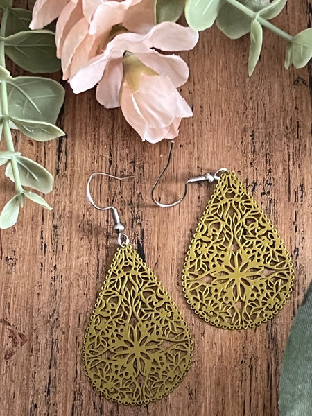 Boucles oreilles goutte dentelle et fleurs kaki Comme un ange