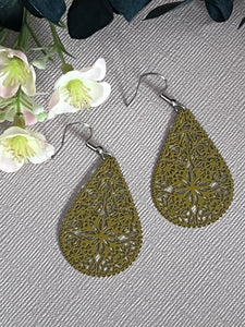 Boucles oreilles goutte dentelle et fleurs kaki Comme un ange