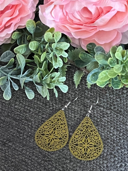 Boucles oreilles goutte dentelle et fleurs kaki Comme un ange