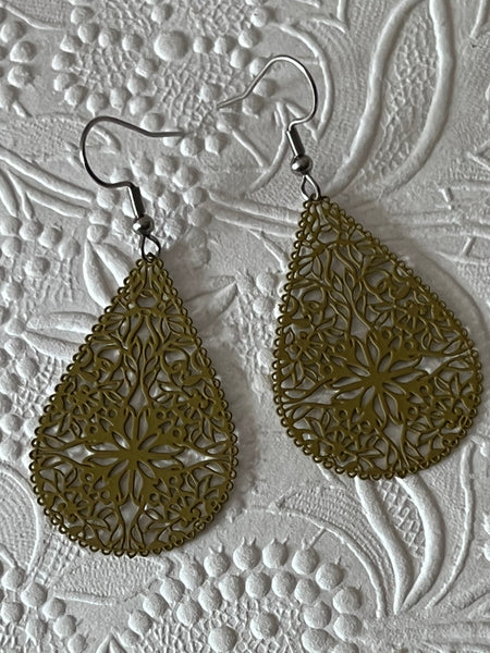 Boucles oreilles goutte dentelle et fleurs kaki Comme un ange