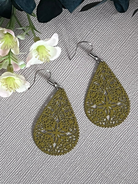 Boucles oreilles goutte dentelle et fleurs kaki