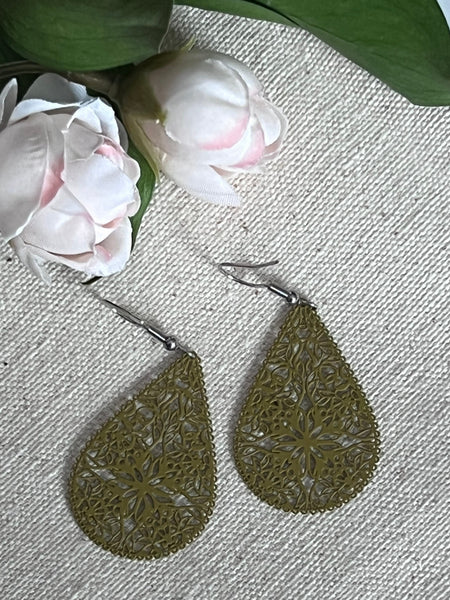 Boucles oreilles goutte dentelle et fleurs kaki Comme un ange