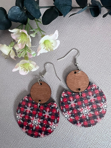 Boucles oreilles rouges rondes petits  flocons blancs rond bois Comme un ange