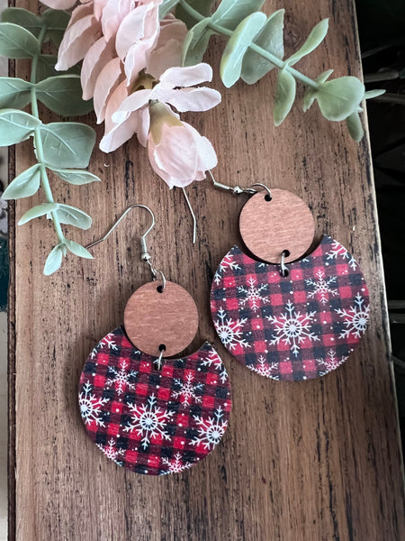Boucles oreilles rouges rondes petits  flocons blancs rond bois Comme un ange