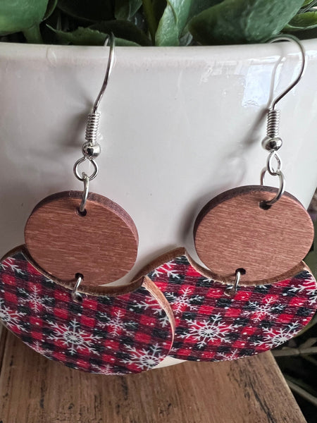 Boucles oreilles rouges rondes petits  flocons blancs rond bois Comme un ange
