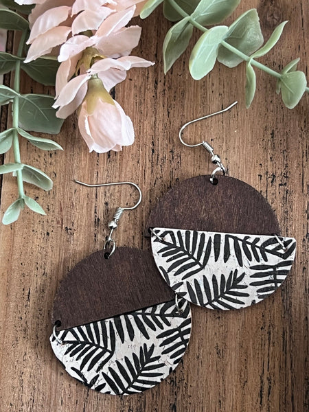 Boucles oreilles rondes bois  feuilles noires Comme un ange