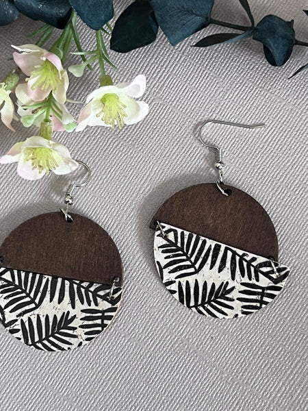 Boucles oreilles rondes bois  feuilles noires Comme un ange