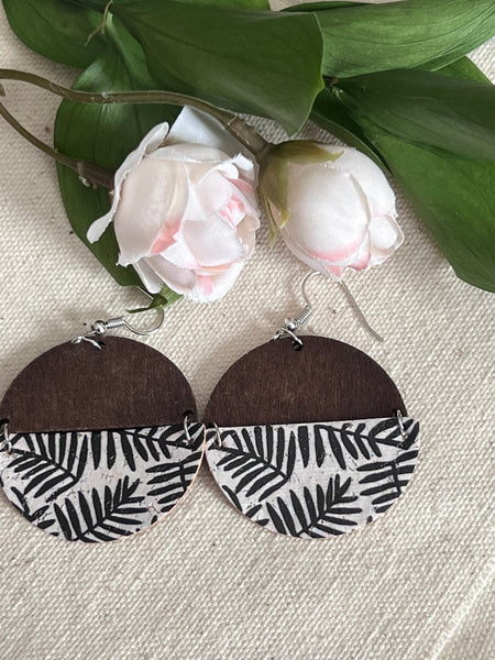 Boucles oreilles rondes bois  feuilles noires Comme un ange