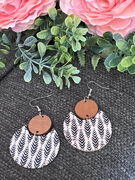 Boucles oreilles rondes bois  feuilles noires Comme un ange