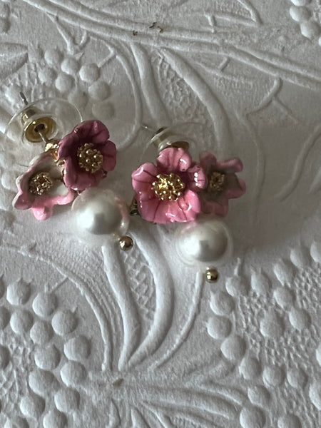 Boucles oreilles fleurs roses et perles