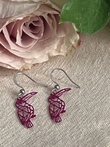 Boucles d’oreilles breloque toucan rose fushia Comme un ange