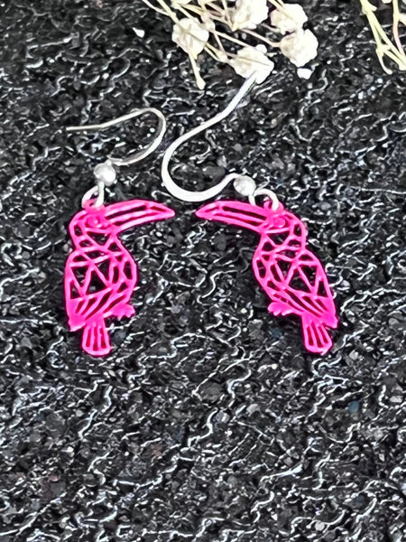 Boucles d’oreilles breloque toucan rose fushia Comme un ange