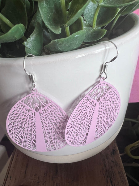 Boucles oreilles style œuf de Pâques ou gouttes ovales lilas printaniers Comme un ange