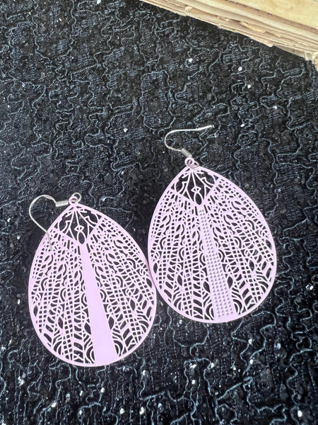 Boucles oreilles style œuf de Pâques ou gouttes ovales lilas printaniers Comme un ange