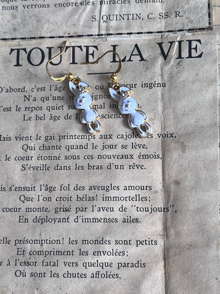 Boucles oreilles joyeuses Pâques petit lapin blanc Comme un ange