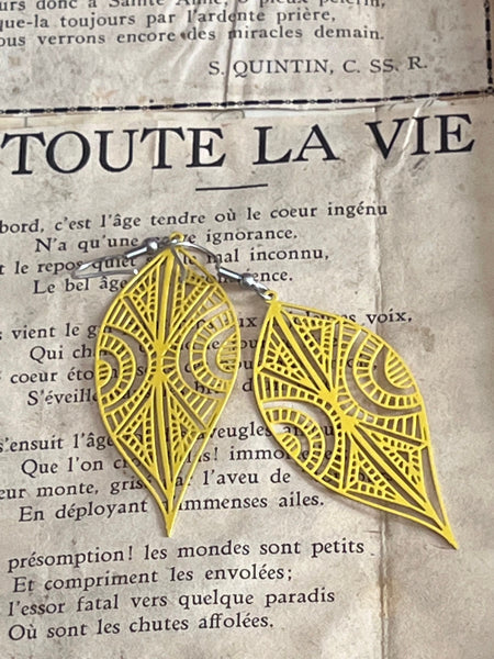 Boucles oreilles feuilles jaunes bijoux festifs estivales Comme un ange