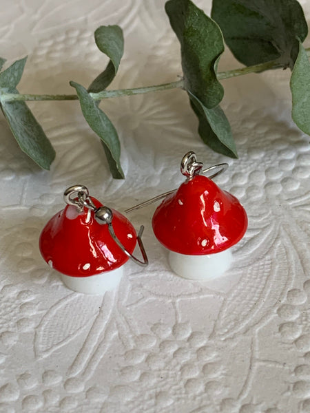 Boucles d’oreilles champignon rouge et blancs sur crochet alliage de métaux argent Comme un ange
