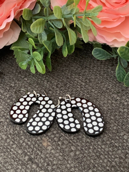 Boucles d’oreilles en résine u picoté noir et blanc sur crochet alliage de métaux argent Comme un ange