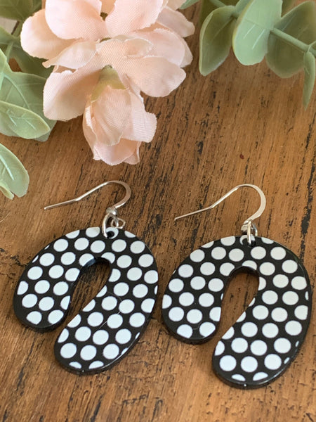 Boucles d’oreilles en résine u picoté noir et blanc sur crochet alliage de métaux argent Comme un ange