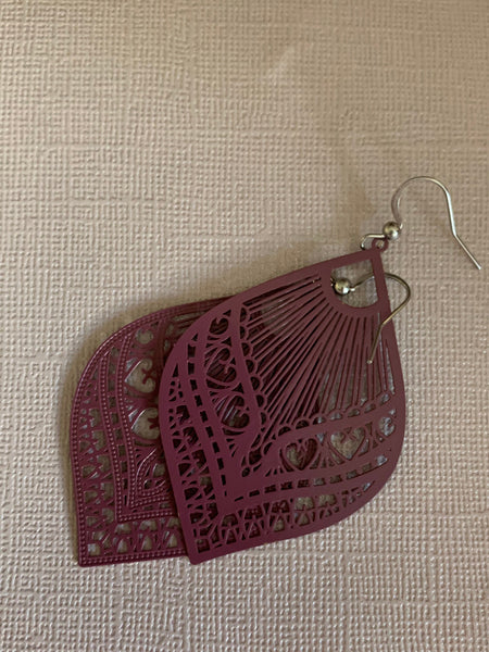 Boucles d’oreilles breloque goutte mauve avec motifs sur crochet alliage de métaux argent Comme un ange