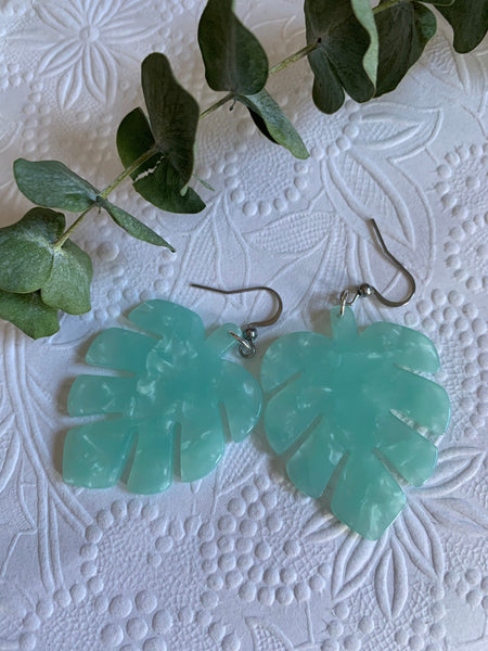 Boucles d’oreilles breloque feuilles de bananier en résine turquoise et blanche sur crochet alliage de métaux argent Comme un ange
