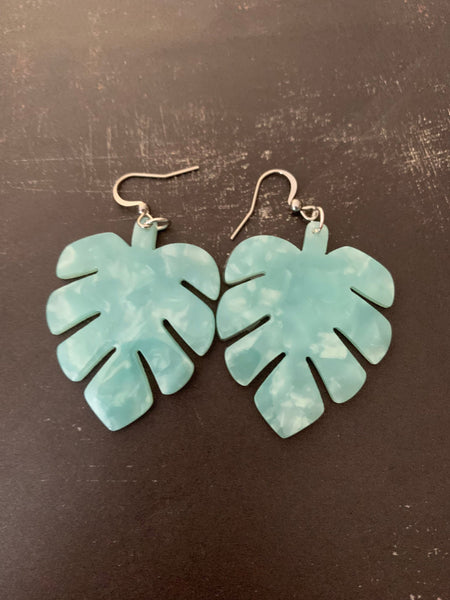 Boucles d’oreilles breloque feuilles de bananier en résine turquoise et blanche sur crochet alliage de métaux argent Comme un ange