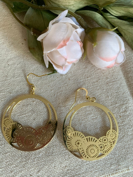 Boucles d’oreilles breloque cercle or à motifs Comme un ange