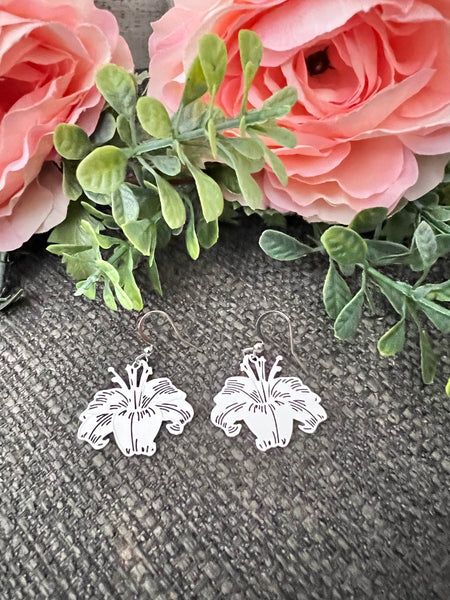 Boucles d’oreilles breloque hibiscus blanc sur crochet alliage de métaux argent Comme un ange