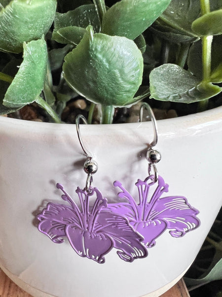 Boucles d’oreilles breloque fleur hibiscus mauve sur crochet alliage de métaux argent tropical Hawaï Comme un ange