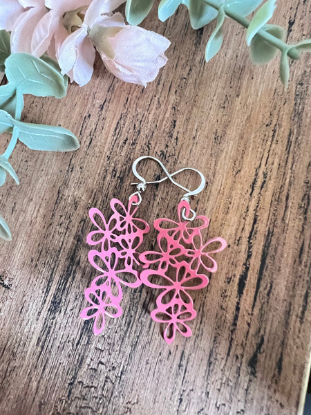 Boucles d’oreilles breloque arrangement de fleur rose sur crochet alliage de métaux argent Comme un ange