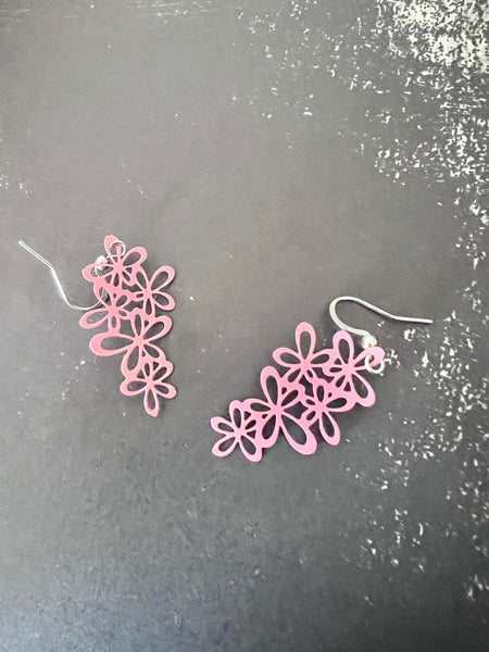 Boucles d’oreilles breloque arrangement de fleur rose sur crochet alliage de métaux argent Comme un ange