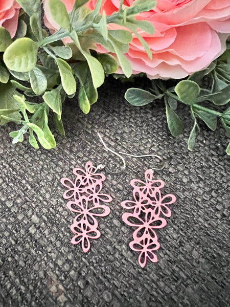 Boucles d’oreilles breloque arrangement de fleur rose sur crochet alliage de métaux argent Comme un ange