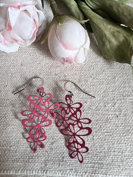 Boucles d’oreilles breloque arrangement de fleur rose sur crochet alliage de métaux argent Comme un ange
