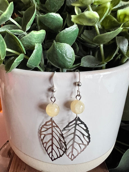 Boucles d’oreilles breloque feuille argent et perle jaune Comme un ange