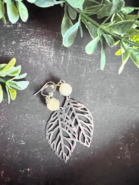 Boucles d’oreilles breloque feuille argent et perle jaune Comme un ange
