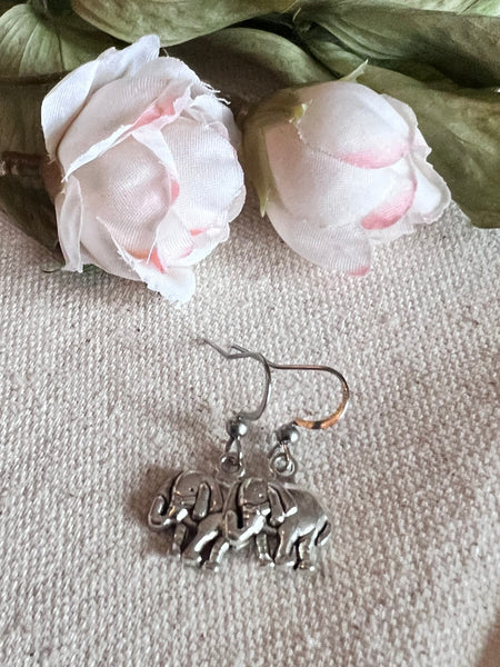 Boucles d’oreilles breloque éléphant chance infini sur crochet alliage de métaux argent Comme un ange