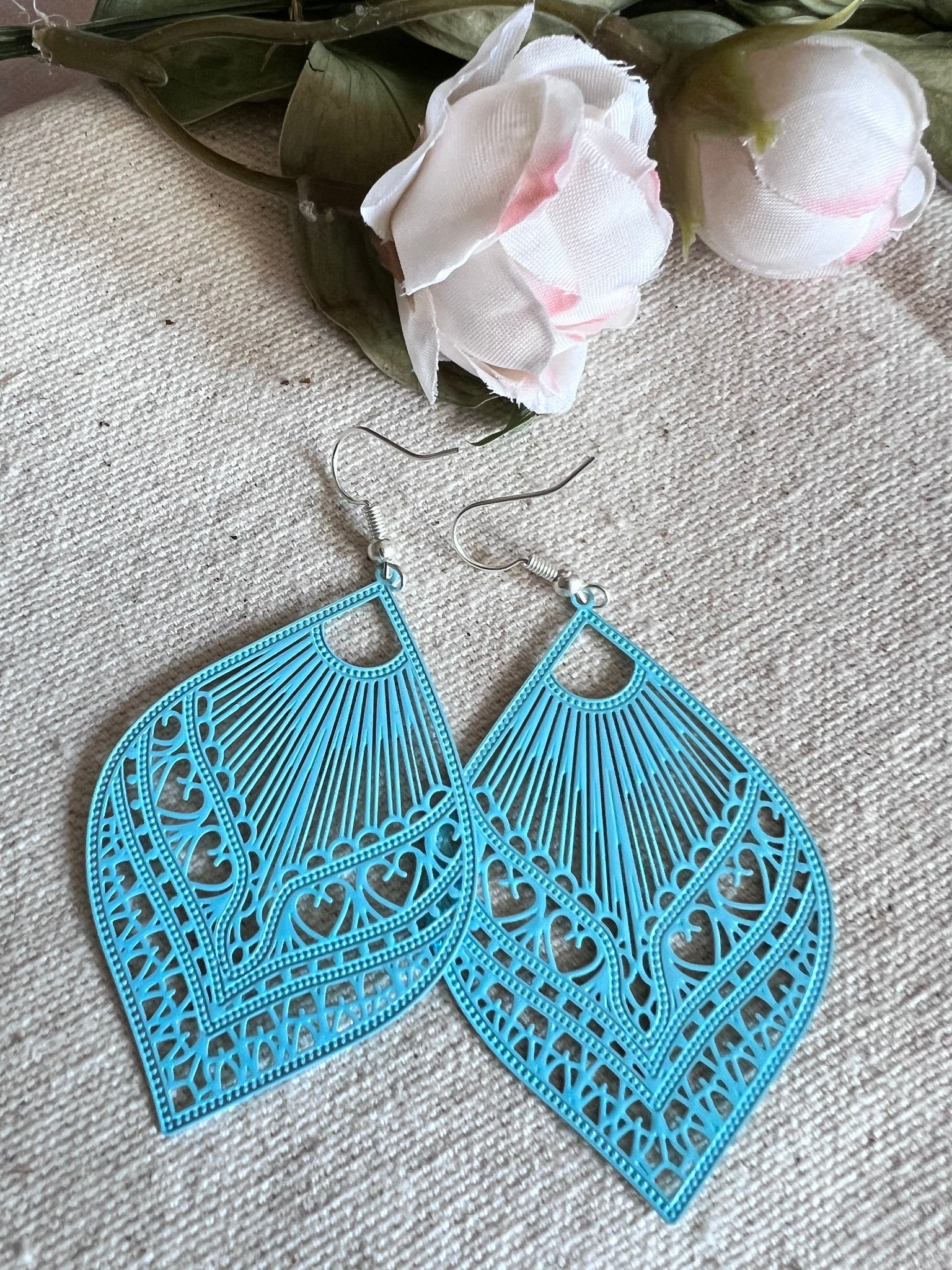 Boucles d’oreilles feuilles bleues pâles  petits cœurs dentelles Comme un ange