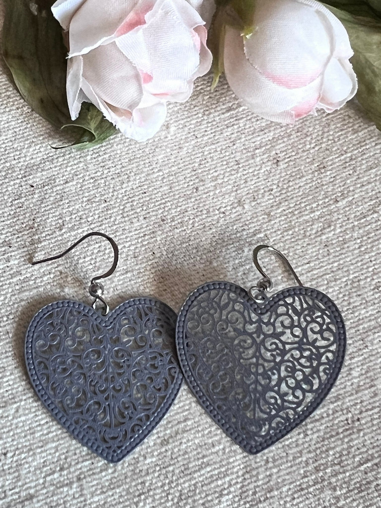 Boucles d’oreilles Coeur de dentelle gris Comme un ange